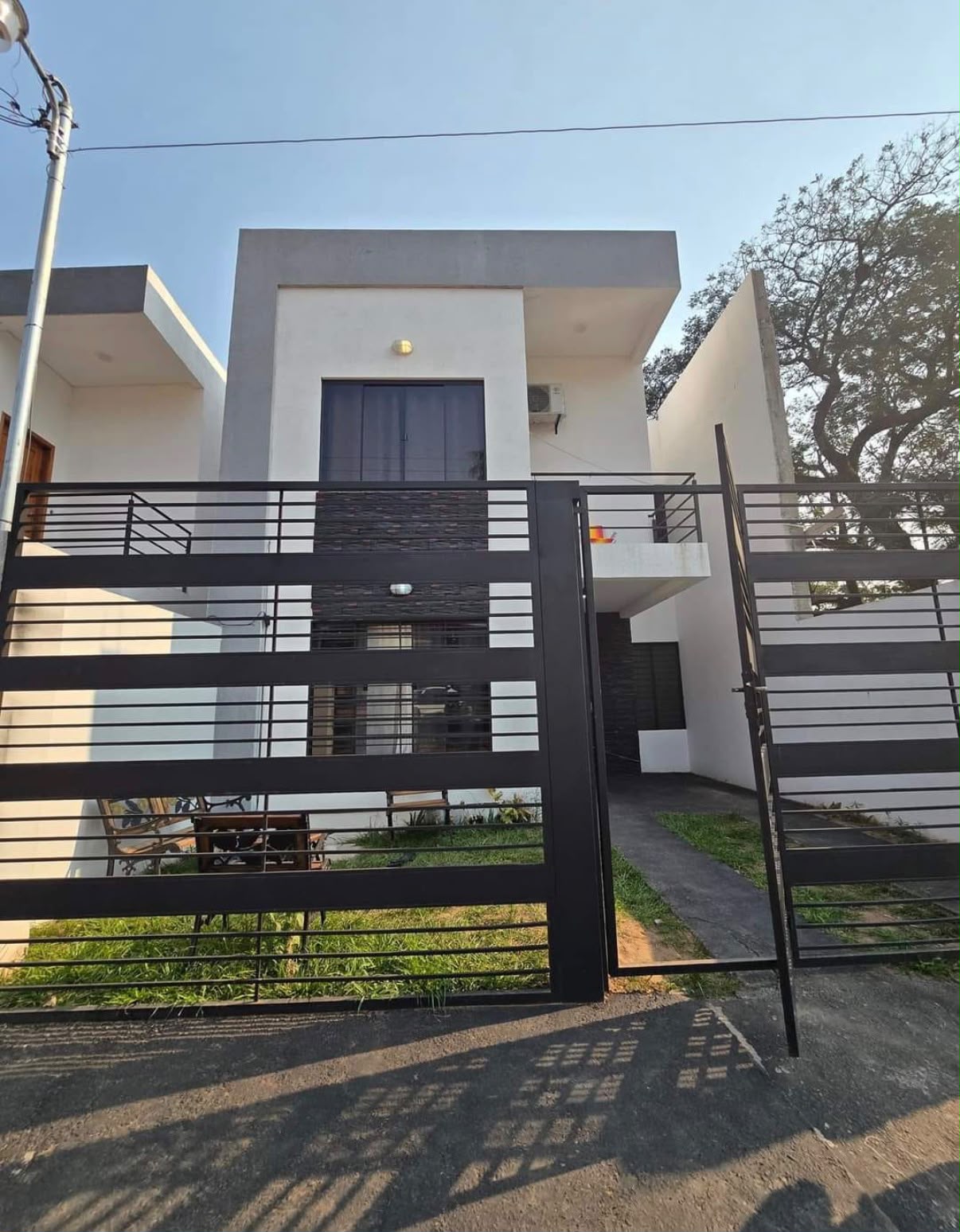 Vivienda contemporánea con jardín y balcón